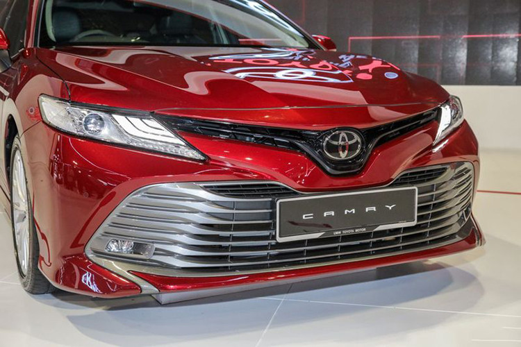 Toyota Camry 2019 dành cho thị trường Đông Nam Á có thiết kế tương tự mẫu từng ra mắt năm 2017 tại Mỹ. Xe sử dụng ngôn ngữ thiết kế mới mang tính đột phá của hãng là ‘Keen Look’. Ngoại thất xe nổi bật với mặt ca-lăng tạo hình chữ “V” đập thẳng vào mắt người nhìn.