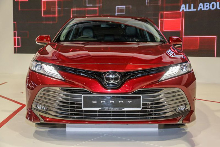 Tại Singapore giá xe Toyota Camry 2019 chưa được công bố. Dự đinh, mẫu xe này sẽ có mặt tại thị trường Việt trong năm nay. Tại Việt Nam, Camry 2018 đang bán với 3 phiên bản 2.0E, 2.5G và 2.5Q có giá từ 997 triệu đến 1,3 tỷ đồng.