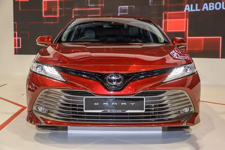 Tại Singapore giá xe Toyota Camry 2019 chưa được công bố. Dự đinh, mẫu xe này sẽ có mặt tại thị trường Việt trong năm nay. Tại Việt Nam, Camry 2018 đang bán với 3 phiên bản 2.0E, 2.5G và 2.5Q có giá từ 997 triệu đến 1,3 tỷ đồng.