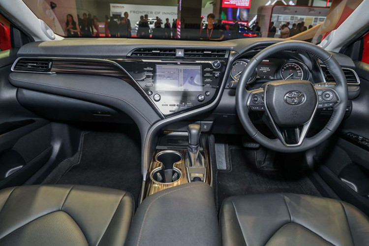 Nội thất của mẫu xe Toyota Camry 2019 mang ‘’thiên hướng” sang trọng giống như người “anh em” Lexus. Ghế ngồi được bọc da cao cấp tích hợp điều chỉnh điện 8 hướng. Hệ thống giải trí là màn hình cảm ứng 8.0 inch được thiết kế hình tam giác với các nút bấm trải đều xung quanh.