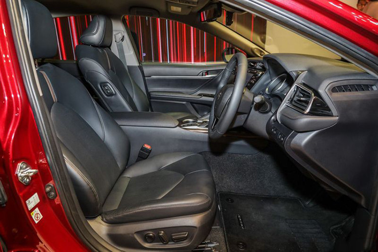 Toàn bộ các bản trang bị của Toyota Camry đều có 7 túi khí trong khi bản cao cấp có 9 túi khí. Các trang bị an toàn khác của xe còn có hệ thống cân bằng điện tử, kiểm soát lực bám đường, chống bó cứng phanh ABS, phân bổ lực phanh điện tử,... Trong khi đó, gói an toàn Toyota Safety Sense dành riêng cho bản cao cấp nhất.