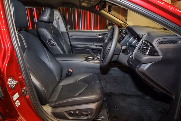 Toàn bộ các bản trang bị của Toyota Camry đều có 7 túi khí trong khi bản cao cấp có 9 túi khí. Các trang bị an toàn khác của xe còn có hệ thống cân bằng điện tử, kiểm soát lực bám đường, chống bó cứng phanh ABS, phân bổ lực phanh điện tử,... Trong khi đó, gói an toàn Toyota Safety Sense dành riêng cho bản cao cấp nhất.