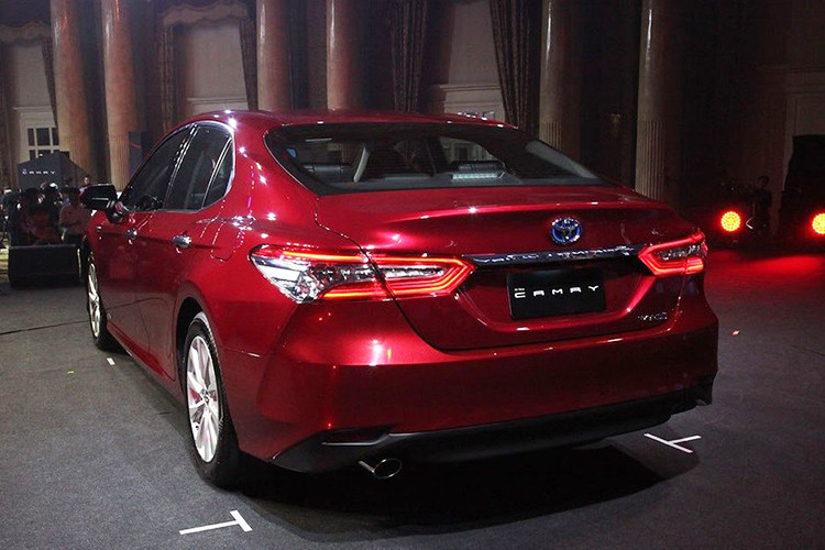 Tại thị trường Thái Lan, Toyota Camry 2019 được phân phối 4 phiên bản gồm 2.0G AT, 2.5G AT, 2.5 HV AT và 2.5 HV Premium AT với mức giá khởi điểm từ 43.600 USD cho đến 54.300 USD.