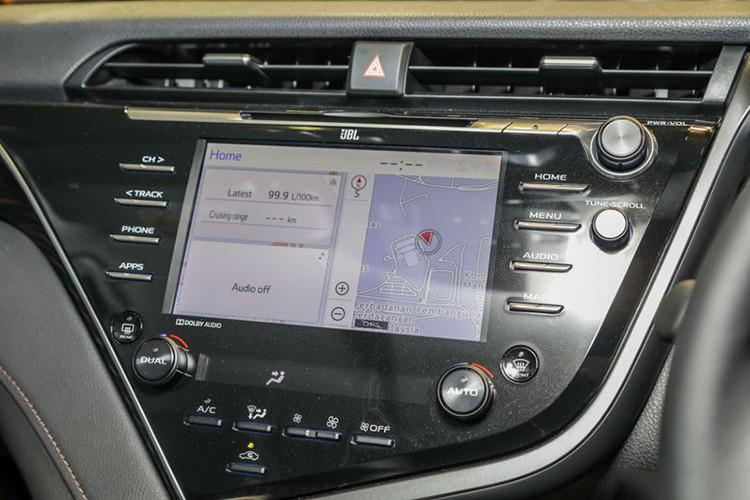 Thương hiệu đến từ Nhật Bản còn trang bị rèm chắn nắng chỉnh điện cho hàng ghế sau để hỗ trợ người lái quan sát khi lùi xe. Bên cạnh đó, mẫu xe cũng có nhiều trang bị tiện nghi như hệ thống âm thanh JBL 9 loa cao cấp, hệ thống sạc điện thoại không dây thông minh, điều hòa khí hậu 2 vùng độc lập…