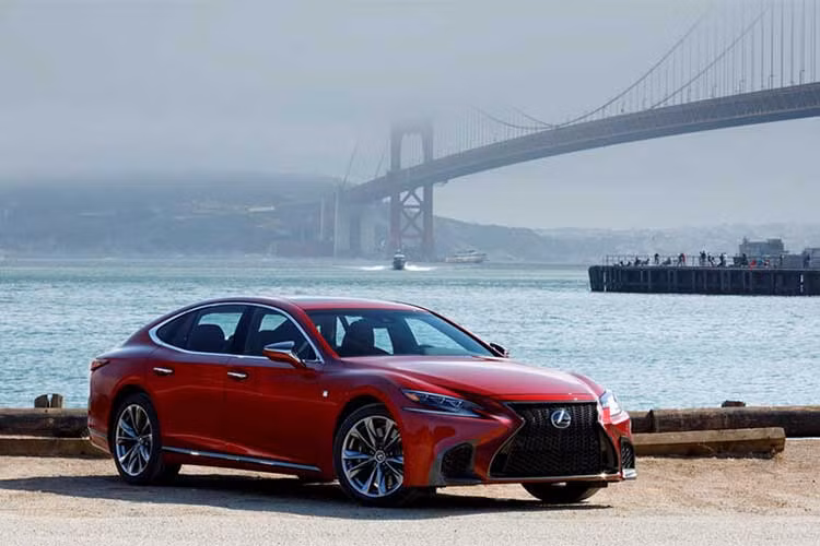 Thương hiệu Lexus vừa chính thức trình làng mẫu xe sang Lexus LS 2019 mới tại Mỹ với mức giá từ 75.995 USD (bao gồm 995 USD phí vận chuyển), rẻ hơn 3.820 USD so với model trục cơ sở kéo dài hiện tại. Trong khi đó, bản LS 500h hybrid được bán với giá từ 80.505 USD.