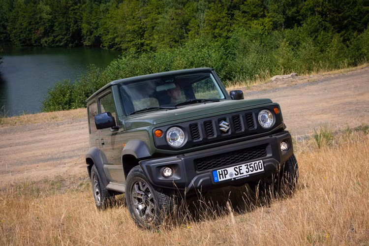Kể từ khi ra mắt cho tới nay, Suzuki Jimny đã nhận được nhiều sự chú ý của cả chuyên gia lẫn người sử dụng ở trong và ngoài Nhật Bản. Tuy nhiên có một điểm trừ đáng kể là nó đã không ghi điểm tốt trong bài kiểm tra an toàn. Cơ sở Euro NCAP đã chỉ cho Jimny 3 sao và nhận định “thiếu hệ thống hỗ trợ tài xế” làm trang bị tiêu chuẩn.