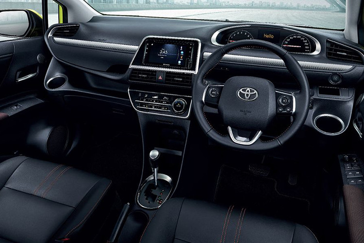 Bên trong nội thất, Toyota Sienta phiên bản nâng cấp 2020 sở hữu khoang cabin có thiết kế tương đồng như "người tiền nhiệm". Những đường nét thiết kế đơn giản nhưng đầy tính thực dụng vẫn là thế mạnh của Sienta so với các đối thủ trong phân khúc.