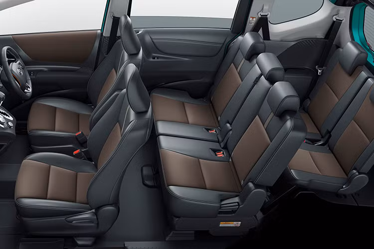 Đặc biệt, Toyota ứng dụng khá nhiều trang bị "xịn sò" trên Sienta 2020, phải kể tới như ghế da màu đen thêu chỉ tương phản, hệ thống camera 360 (trên bản cao cấp), ổ điện 12V, màn hình giải trí cảm ứng kích thước 8 inch, các cổng kết nối USB và AUX, hệ thống âm thanh 6 loa, ghế chỉnh điện có gập...