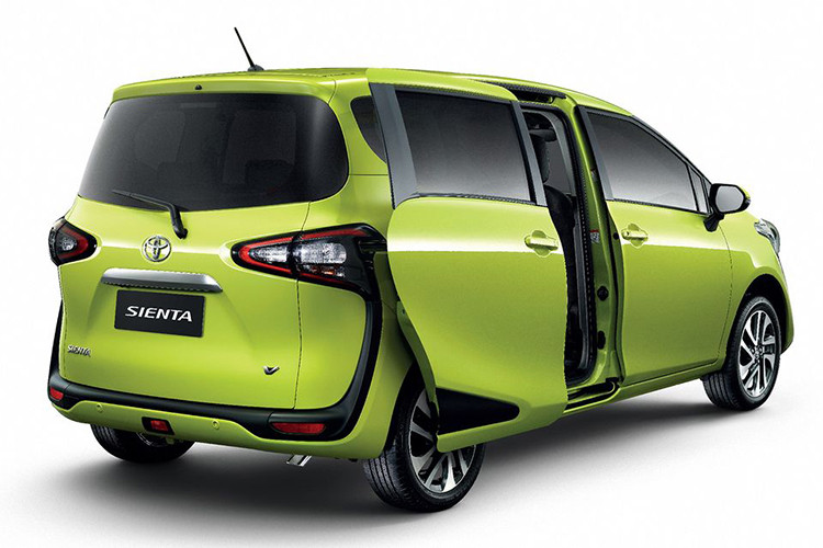 Về trang bị an toàn, Toyota tiếp tục hào phóng với Sienta 2020 bằng loạt option tiên tiến như cảm biến sau, hệ thống chống bó cứng phanh ABS, hệ thống phân bổ lực phanh điện tử EBD, hệ thống trợ lực phanh BA, hệ thống cân bằng điện tử, hệ thống kiểm soát lực kéo, chức năng ga tự động và 3 túi khí.