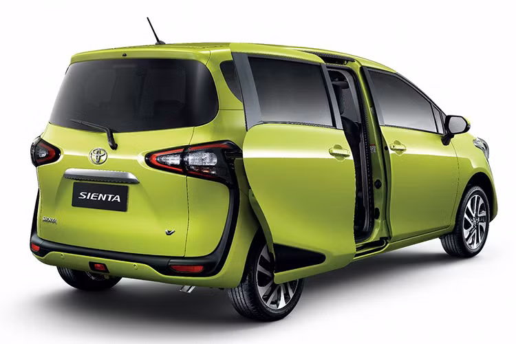 Về trang bị an toàn, Toyota tiếp tục hào phóng với Sienta 2020 bằng loạt option tiên tiến như cảm biến sau, hệ thống chống bó cứng phanh ABS, hệ thống phân bổ lực phanh điện tử EBD, hệ thống trợ lực phanh BA, hệ thống cân bằng điện tử, hệ thống kiểm soát lực kéo, chức năng ga tự động và 3 túi khí.