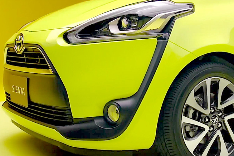 Sienta 2020 mới được trang bị đèn chiếu sáng dạng LED trên phiên bản cao cấp. Ngoài ra, các trang bị như gương chiếu hậu chỉnh điện tích hợp gập điện và xi-nhan, bộ vành hợp kim 16 inch, cửa mở điện ở thân xe đều sẽ là trang bị đi kèm theo xe. Về kích thước tổng thể, xe giữ nguyên kích thước như phiên bản tiền nhiệm, khoảng sáng gầm xe ở mức 170 mm.