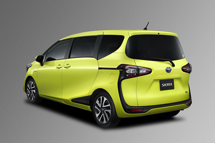 Về ngoại hình, Toyota Sienta 2020 mới mang tới vẻ ngoài hiện đại và hầm hố hơn đáng kể. Những chi tiết được hãng xe Nhật Bản làm mới như cụm đèn chiếu sáng với dải nhựa đen kéo dài xuống đèn gầm, mặt ca-lăng như miệng một con cá lớn. Ngoài màu sơn mới, các trục A, B và C của xe còn được sơn đen tạo điểm nhấn tương phản với màu thân xe.