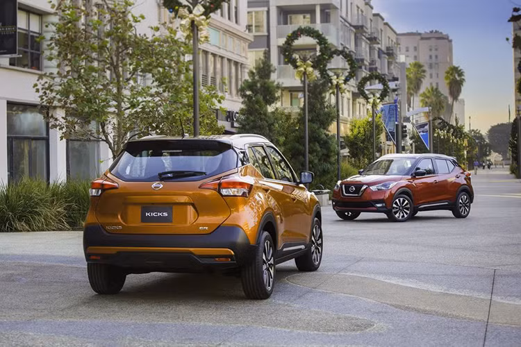 Tương tự mẫu crossover hạng trung Murano, cột C của xe được ốp nhựa đen nối liền các cửa kính bên với kính sau, tạo cảm giác như một khối thống nhất và mui xe đang “nổi” trên kính. Được biết 2 yếu tố mà Nissan nhấn mạnh trong thiết kế tổng thể của Kicks là sự hiện đại của tương lai và gợi cảm giác chất lượng cao.