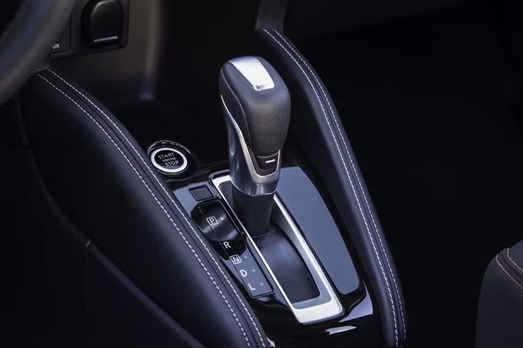 Kicks tại thị trường Mỹ sẽ được cung cấp sức mạnh thông qua một lựa chọn động cơ duy nhất. Cụ thể là động cơ máy xăng 1.6l 4 xi-lanh thẳng hàng nạp khí tự nhiên, công suất 125 mã lực và mô-men xoắn 155Nm. Xe chỉ có hệ dẫn động 4 bánh, kết hợp với hộp số Xtronic CVT vô cấp quen thuộc của Nissan.