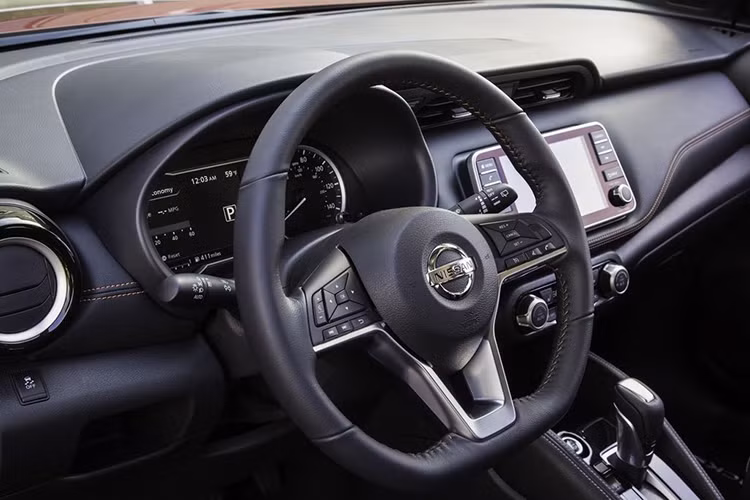 Ở phiên bản cao cấp có sự xuất hiện mà nhình cảm ứng 7 inch, hệ thống loa hiệu Bose và ghế ngồi cùng tap lô được bọc da. Theo Nissan, hàng ghế 2 của Kicks sẽ có không gian khá rộng rãi, đồng thời khoang hành lý phía sau sẽ có thể tích lớn nhất trong phân khúc crossover hạng B.