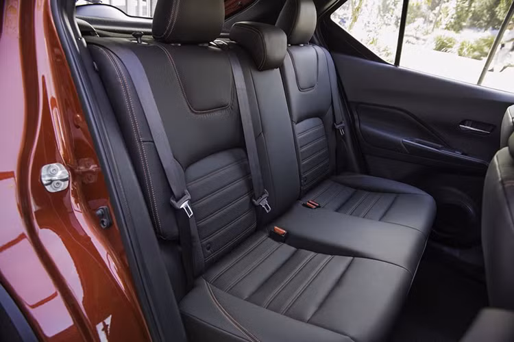 Nhờ sở hữu chiều dài 4,3 m, rộng 1,8 m và cao 1,6 m. Khoảng cách giữa 2 trục bánh xe là 2,62 m - bên trong khoang nội thất của xe khá rộng rãi và thoải mái, đủ cho 5 người ngồi. Các ghế ngồi của xe đều được bọc da với phần chỉ trần khá sang trọng và cao cấp.