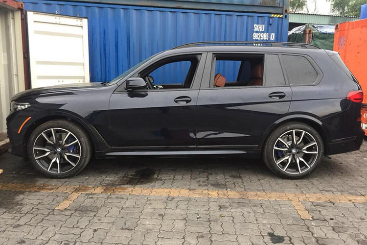 Xe có kích thước với chiều dài tổng thể 5.151 mm, chiều cao 1.805 mm và chiều dài cơ sở 3.105 mm. Trọng lượng của BMW X7 xDrive40i M Sport lên tới hơn 2,3 tấn. Cặp mâm 5 chấu kép với kích thước 21 inch ấn tượng. Phần đuôi xe với những đường nét mạnh mẽ, cứng cáp cùng dải đèn hậu Full-led hình chữ L, thanh chrome chạy ngang đuôi xe lớn.