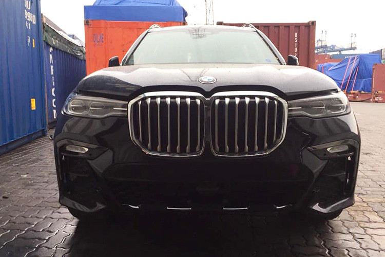 Cũng giống như chiếc đầu tiên xuất hiện hồi tháng 5/2019 vừa qua, SUV hạng BMW X7 mới thứ hai về Việt Nam mang trong hình một ADN thiết kế vuông vức với nhiều đường thẳng, đường gân mạnh mẽ đúng kiểu của BMW. Là bản X7 xDrive40i M Sport, xe sở hữu lưới tản nhiệt to bản và cụm đèn laser thanh mảnh nối liền, ngoại hình hầm hố hơn.