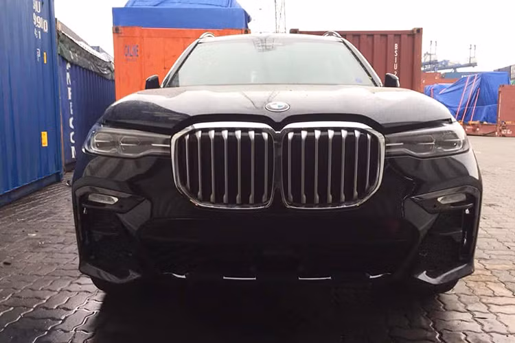 Cũng giống như chiếc đầu tiên xuất hiện hồi tháng 5/2019 vừa qua, SUV hạng BMW X7 mới thứ hai về Việt Nam mang trong hình một ADN thiết kế vuông vức với nhiều đường thẳng, đường gân mạnh mẽ đúng kiểu của BMW. Là bản X7 xDrive40i M Sport, xe sở hữu lưới tản nhiệt to bản và cụm đèn laser thanh mảnh nối liền, ngoại hình hầm hố hơn.