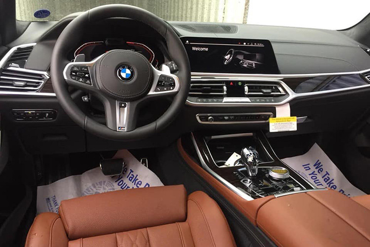 Bước vào không gian nội thất, chiếc BMW X7 2019 mới thứ hai tại Việt Nam vẫn mang trong mình sự đẳng cấp vốn có của thương hiệu xe sang xứ Bavaria. Khoang cabin của X7 không mang vẻ cầu kỳ, chi tiết nhưng lại toát lên sự sang trọng, thể thao và hiện đại đúng với xu hướng mới ngày nay.