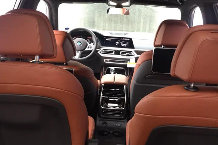 Về truyền động, BMW X7 2019 tại Việt Nam thuộc phiên bản xDrive40i giống như chiếc X7 đầu tiên về nước. Do đó, "Trái tim" của xe vẫn là khối động cơ i6 tăng áp kép 3.0L cho ra công suất tối đa 340 mã lực và mô-men xoắn 450 Nm. Đi kèm với đó là hộp số tự động 8 cấp và hệ dẫn động 4 bánh toàn thời gian.