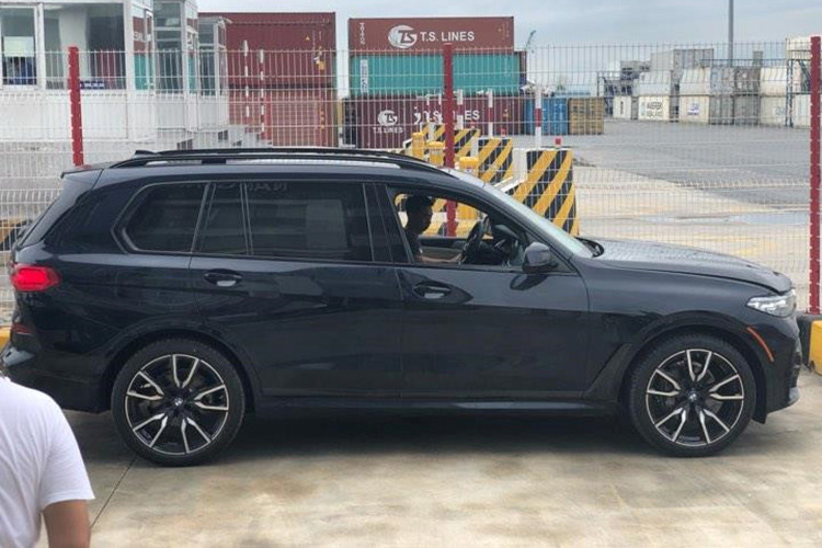 Nhờ khối động cơ i6 tăng áp kép 3.0L, chiếc xe nặng 2,3 tấn này có khả năng tăng tốc từ 0 - 100 km/h chỉ với 6,1 giây trước khi đạt vận tốc tối đa 245 km/h. Xe được trang bị hàng loạt hệ thống tiêu chuẩn hiện đại báo gồm; cảnh báo điểm mù, cảnh báo lệch làn đường, cảnh báo va chạm trước sau, cảnh báo người cắt ngang...