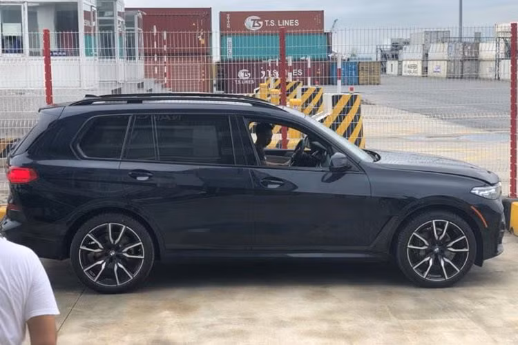 Nhờ khối động cơ i6 tăng áp kép 3.0L, chiếc xe nặng 2,3 tấn này có khả năng tăng tốc từ 0 - 100 km/h chỉ với 6,1 giây trước khi đạt vận tốc tối đa 245 km/h. Xe được trang bị hàng loạt hệ thống tiêu chuẩn hiện đại báo gồm; cảnh báo điểm mù, cảnh báo lệch làn đường, cảnh báo va chạm trước sau, cảnh báo người cắt ngang...