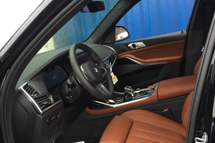 Các trang bị hiện đại có mặt trên mẫu SUV hạng sang BMW X7 2019 mới bao gồm; màn hình giải trí 10,25 inch, đồng hồ công-tơ-mét 12,3 inch LCD, da cao cấp, núm xoay iDriver, hệ thống ra lệnh bằng cử chỉ, hệ thống âm thanh Harman Kardon cao cấp... tất cả đều góp mặt đầy đủ.