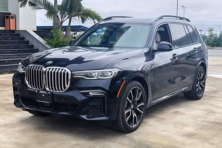 Được biết, giá xe BMW X7 mới đầu tiên về Việt Nam đang được đại lý tư nhân chào bán với mức giá khoảng hơn 7 tỷ đồng. Thaco cũng công bố sẽ đưa BMW X7 về Việt Nam trong năm nay. Hiện các đại lý BMW Thaco chính hãng đã mở đặt cọc với biến thể tiêu chuẩn xDrive40i cùng giá bán tạm tính dưới 5,5 tỷ.