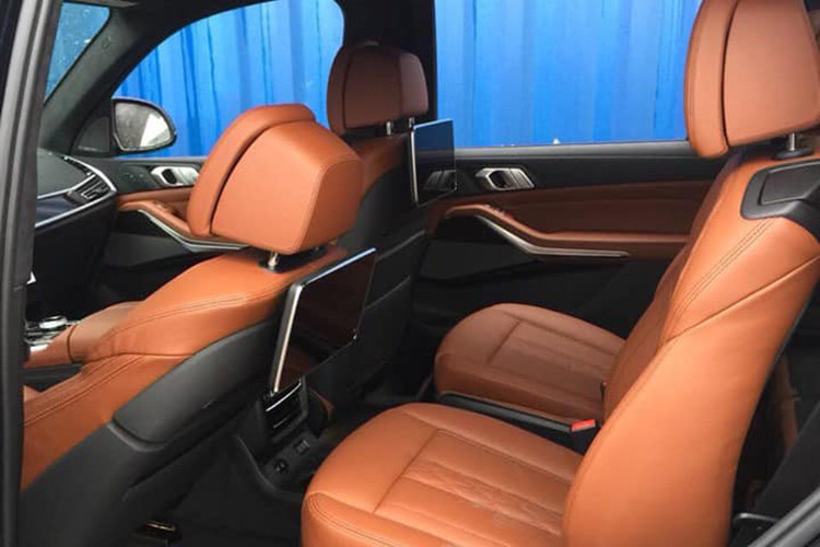 Ngoài ra, chiếc X7 thứ hai tại Việt Nam còn sở hữu trang bị cặp màn hình giải trí kích thước lớn cho hàng ghế thứ hai. Cũng giống chiếc đầu tiên về nước, chiếc BMW X7 thứ hai cập bến Việt Nam cũng được trang bị cấu hình 6 chỗ ngồi thay vì 7 như thông thường. Chính vì vậy, hành khách sẽ có được không gian ngồi rộng rãi hơn rất nhiều.