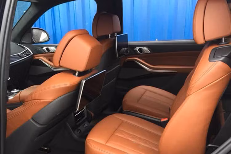 Ngoài ra, chiếc X7 thứ hai tại Việt Nam còn sở hữu trang bị cặp màn hình giải trí kích thước lớn cho hàng ghế thứ hai. Cũng giống chiếc đầu tiên về nước, chiếc BMW X7 thứ hai cập bến Việt Nam cũng được trang bị cấu hình 6 chỗ ngồi thay vì 7 như thông thường. Chính vì vậy, hành khách sẽ có được không gian ngồi rộng rãi hơn rất nhiều.