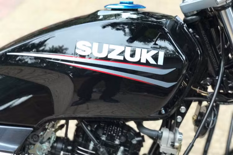 Chìa khoá điện của xe được tích hợp ngay trên bảng điều khiển, các nút bấm như còi, đề, đèn báo... không có gì thay đổi so với trước đây. Bình xăng của mẫu xe này vẫn mang logo Suzuki nhưng được tái thiết kế dạng tem đấu đầy bắt mắtloại có dung tích 11 lít. Thân xe được thiết kế với bộ khung thép kế thừ từ mẫu Suzuki GD110.
