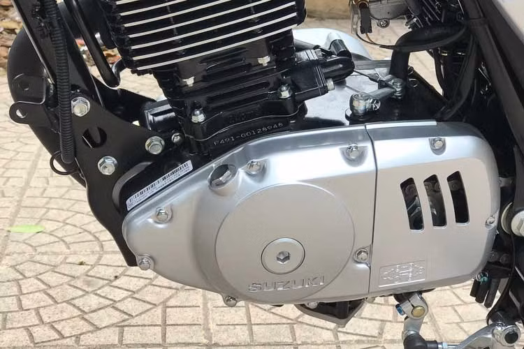 Suzuki HJ125K-A được trang động cơ xi lanh đơn làm mát bằng gió kèm bộ chế hòa khí hàng hiệu MIKUNI, động cơ trang bị bộ xử lý khí thải đạt tiêu chuẩn khí thải EURO 3, dung tích 124cc có mã kiểu loại F491 cho công suất cực đại 8Kw/9000v/ph, động cơ trang bị hộp số 5 cấp với kiểu sang số quen thuộc từ 1 đến N,2,3,4,5.