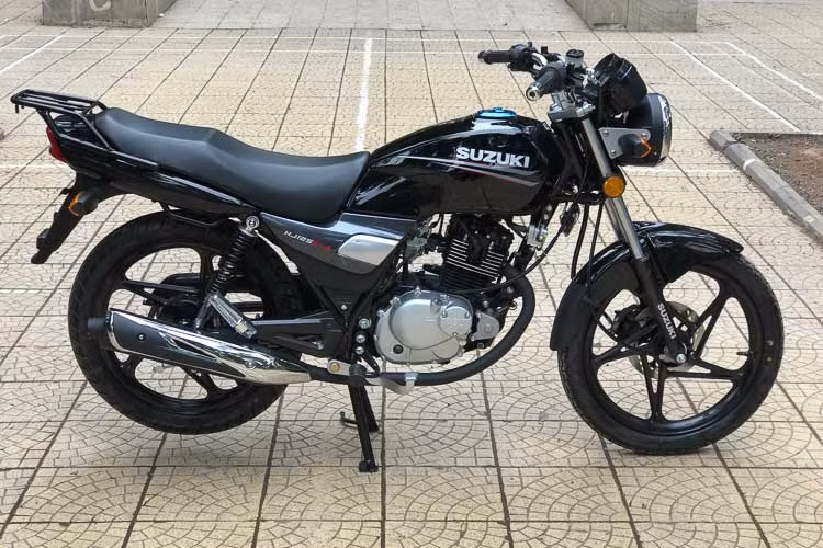 Mẫu xe Suzuki HJ125K-A 2017 mới được thiết kế với kiểu dáng kế thừa tư “người anh em” GD110 mang đậm dáng backbone cổ điển. Xe có tư thế lái ngồi thẳng phù hợp với đa số người dùng, khoảng sáng gầm xe 167 mm cao phù hợp với nhiều cung đường và điều kiện giao thông ở Việt Nam.