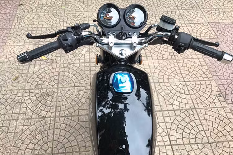 Thiết kế thân xe đúng chất backbone hoài cổ với bình xăng ở phía trước kẹp giữa 2 chân, yên xe có chiều cao ngang với bình xăng, cùng tay lái cao và rộng. Phong cách của Suzuki HJ125K-A gợi cho chúng ta nhớ đến mẫu những mẫu xe máy côn tay backbone từng làm mưa, làm gió một thời tại Việt Nam những năm thập niên 90.