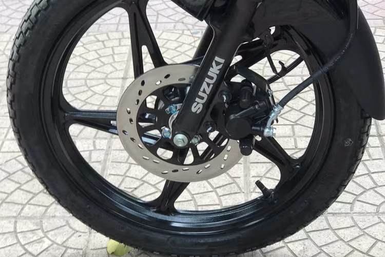 Hệ thống treo trước là loại ống lồng thủy lực, còn hệ thống treo sau là loại lò xo đôi đi kèm với giảm chấn thủy lực. Mâm xe trước và sau đều là dạng đúc hợp kim 5 chấu có kích thước 17 inch đi kèm lốp không săm.