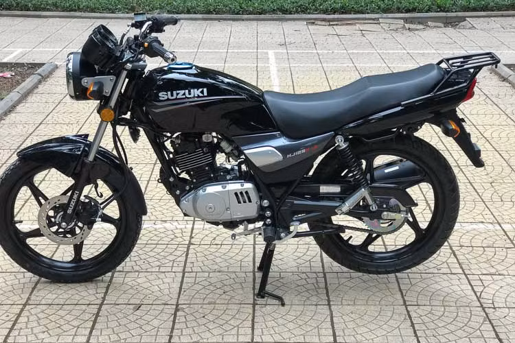 Được nhập khẩu dạng tư nhân từ Suzuki Trung Quốc về Việt Nam với tầm giá trên 30 triệu đồng tham khảo tại một số nhà nhập khẩu tư nhân. Suzuki HJ125 vừa đủ cho những người mới chuyển từ xe số sang côn tay. cũng như những khách hàng trung tuổi muốn có một chiếc xe côn tay cỡ nhỏ sử dụng đa dạng các địa hình từ đường phố tới nông thôn.