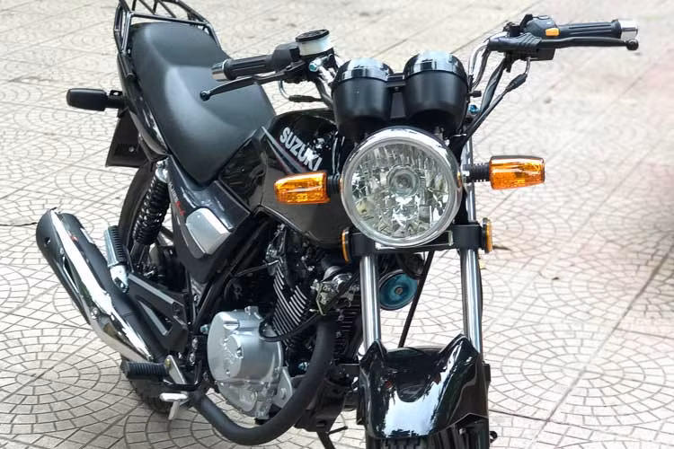 Xe sở hữu kích thước bao gồm; chiều dài 2.040 mm, rộng 745 mm và cao 1.135 mm. Chiều dài cơ sở 1.270 mm, trọng lượng khoảng 120 kg. Xe sở hữu thiết kế với phần đầu là đèn tròn với bóng đốt dạng halogen cổ điển đậm chất backbone, cặp xi nhan rời hình giọt nước.