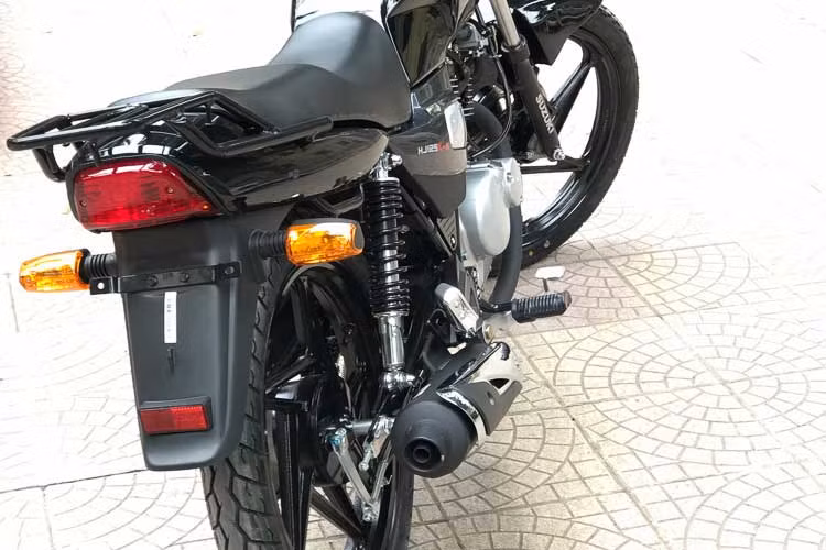 Chiều cao yên của mẫu xe HJ125K-A về Việt Nam là 750 mm. Đuôi Suzuki HJ125K-A được thiết kế thêm phần baga giúp bổ sung thêm không gian chứa đồ (Các phượt thủ chắc chắn sẽ thích chi tiết này). Đèn sau cũng sử dụng công nghệ halogen phổ thông và đèn xi nhan có dạng rời giống phía trước, pad biển số nằm phía dưới đèn hậu của xe.