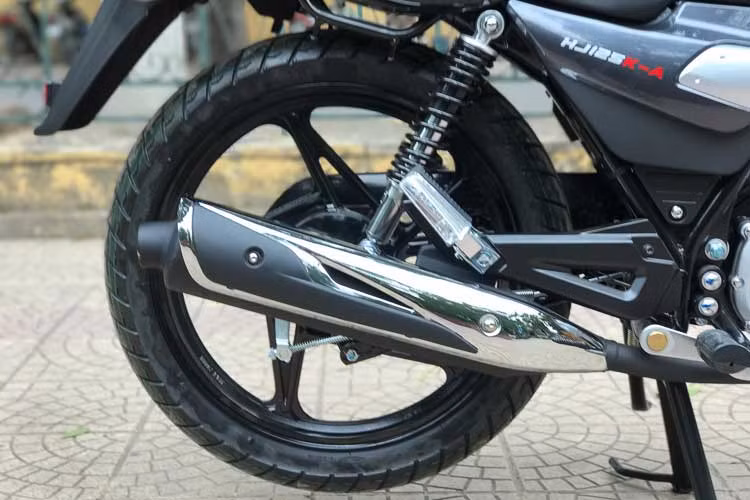 Mặc dù là mẫu xe máy côn tay giá rẻ, nhưng Suzuki cũng trang bị cho HJ125K-A phanh đĩa trước hiện đại hơn so với "người anh em" GD110 là phanh đùm. Xe được trang bị phanh sau an toàn là loại phanh đùm. Ngoài ra hệ thống truyền động xích xe cũng được gắn thêm hộp bào vệ.