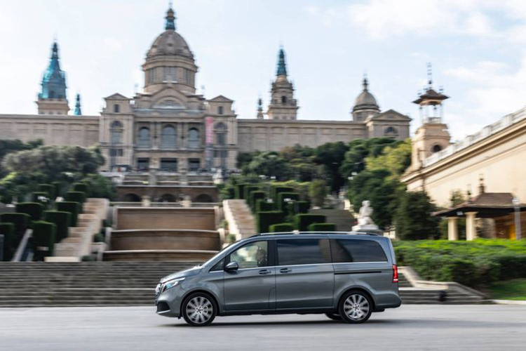 Là một chiếc minivan sang trọng, đẳng cấp, Mercedes V-Class 2019 sở hữu đầy đủ các tính năng an toàn tiên tiến và hiện đại như hỗ trợ phanh chủ động, hệ thống hỗ trợ pha cao Highbeam Assist Plus, hệ thống hỗ trợ gió tạt ngang Crosswind Assist hay hệ thống cảnh báo tập trung Attention Assist. Đây là các tính năng mà không phải chiếc xe nào cũng có, nhất là một chiếc minivan.