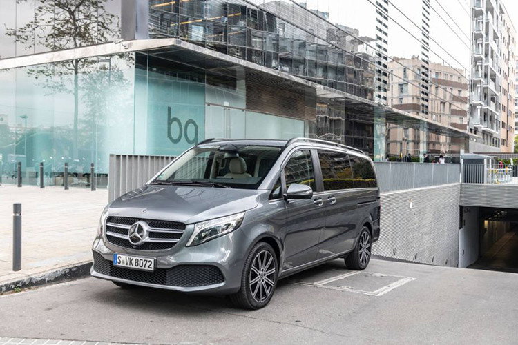 Hiện tại, Mercedes V-Class 2019 mới đã được tung ra bày bán ở hầu hết các thị trường châu Âu, với giá bán từ 36.990 Euro (tương đương 970 triệu đồng. Ra mắt lần đầu vào năm 2014, Mercedes-Benz V-Class đã nhanh chóng trở thành tượng đài thành công của phân khúc minivan.