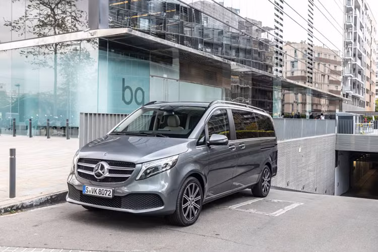Hiện tại, Mercedes V-Class 2019 mới đã được tung ra bày bán ở hầu hết các thị trường châu Âu, với giá bán từ 36.990 Euro (tương đương 970 triệu đồng. Ra mắt lần đầu vào năm 2014, Mercedes-Benz V-Class đã nhanh chóng trở thành tượng đài thành công của phân khúc minivan.