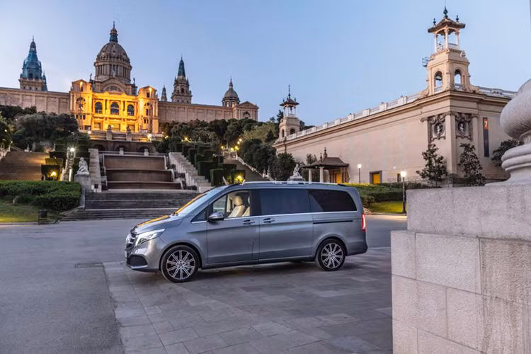 Hốc gió còn đi kèm viền mạ crôm giúp chi tiết này càng được nhấn mạnh hơn. Ngoài ra, Mercedes-Benz V-Class 2019 còn được bổ sung gói AMG Line tùy chọn, bao gồm lưới tản nhiệt nan đơn sáng bóng và 3 hốc gió giúp phần đầu xe trông thể thao hơn.