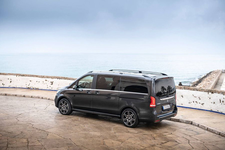 Ngoài ra, chiếc minivan Mercedes V-Class mới này còn có nhiều màu ngoại thất mới và bốn thiết kế la-zăng hợp kim kích thước từ 17 - 19 inch.