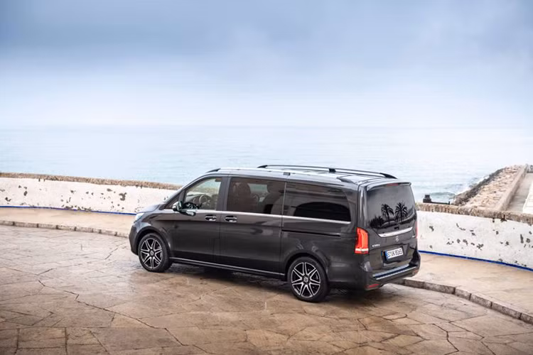 Ngoài ra, chiếc minivan Mercedes V-Class mới này còn có nhiều màu ngoại thất mới và bốn thiết kế la-zăng hợp kim kích thước từ 17 - 19 inch.