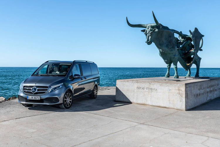 Tương tự như những phiên bản trước đây, mẫu xe minivan Mercedes-Benz V-Class 2019 vẫn có 3 phiên bản kích thước là tiêu chuẩn, dài và cực dài. Dù sở hữu kích thước nào thì V-Class 2019 cũng đi kèm đầu xe mới và trông như rộng hơn nhờ tích hợp hốc gió vào cản trước.