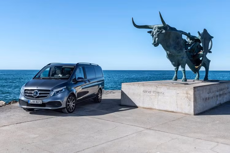 Tương tự như những phiên bản trước đây, mẫu xe minivan Mercedes-Benz V-Class 2019 vẫn có 3 phiên bản kích thước là tiêu chuẩn, dài và cực dài. Dù sở hữu kích thước nào thì V-Class 2019 cũng đi kèm đầu xe mới và trông như rộng hơn nhờ tích hợp hốc gió vào cản trước.