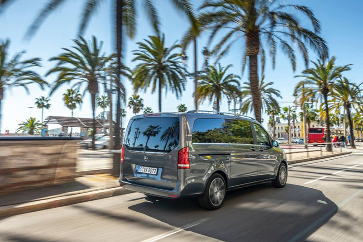 Về hệ truyền động, Mercedes V-Class mới được cung cấp động quyền với động cơ dầu diesel OM 654 2.0 lít 4 xi-lanh nhưng cho ra ba mức hiệu suất khác nhau. Đầu tiên là V220d cơ sở nhất, xe chỉ mạnh 161 mã lực và mô-men xoắn cực đại 380Nm, tiếp theo là V250d tầm trung với 187 mã lực và 440Nm, cuối cùng, V300d mạnh mẽ nhất sở hữu 236 mã lực và 500Nm.