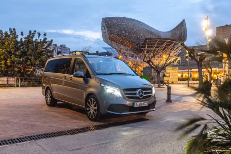 Mercedes-Benz V300d có khả năng chạy nước rút từ 0 - 100 km/h trong 7,9 giây, trước khi cán tốc độ tối đa 220 km/h. Cả ba phiên bản động cơ của V-Class 2019 đều được trang bị hộp số tự động 9 cấp 9G-Tronic theo tiêu chuẩn - lần đầu tiên có mặt trên V-Class, đi kèm là hệ dẫn động cầu sau. Khách hàng cũng có thể đặt mua hệ dẫn động 4 bánh toàn thời gian 4Matic dưới dạng tùy chọn.